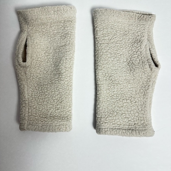 🧣🧤 Dudley Stephens Sherpa Larkspur Scarf & Glove Set – Oatmeal - Picture 9 of 15